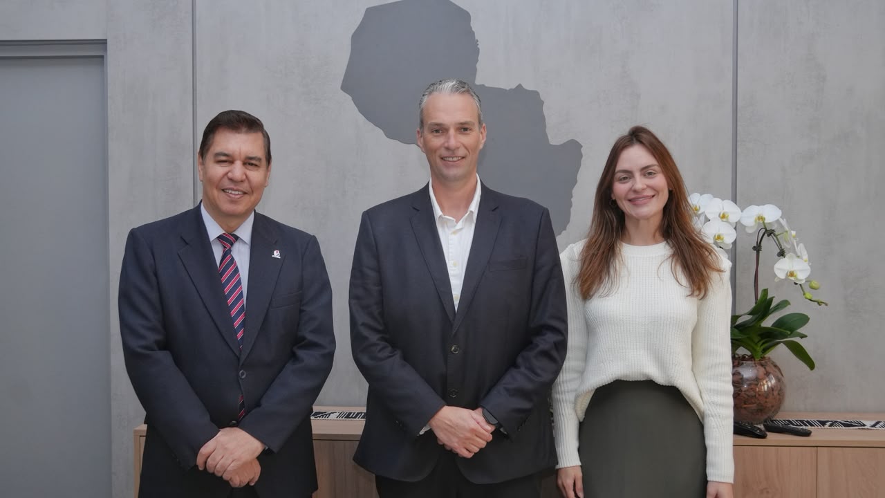 Ministro do Turismo paraguaio, Jacinto Santa María, juntamente com o presidente da CN Mercosul, Jonathan Roger Linzmeyer, e a diretora Elisa Linzmeyer